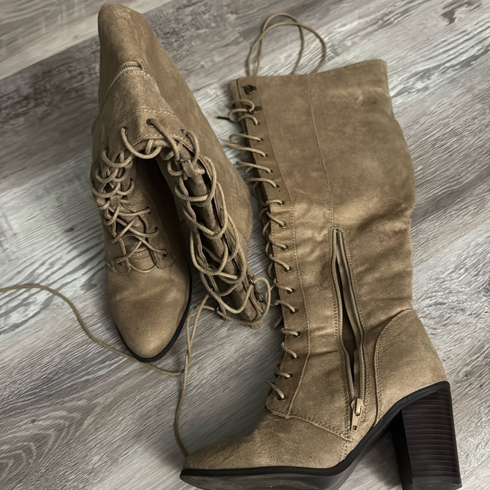 Cute old-fashioned looking tie boots